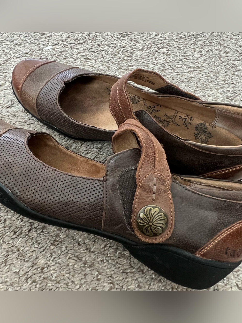 Taos Footwear Brown Leather Mary Jane Flats with Decorative Button Size 11